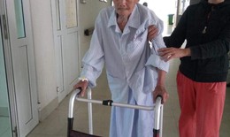 Sau 7 ngày phẫu thuật thay khớp háng tại BV huyện, cụ ông 101 tuổi đi lại dẻo dai với khung tập
